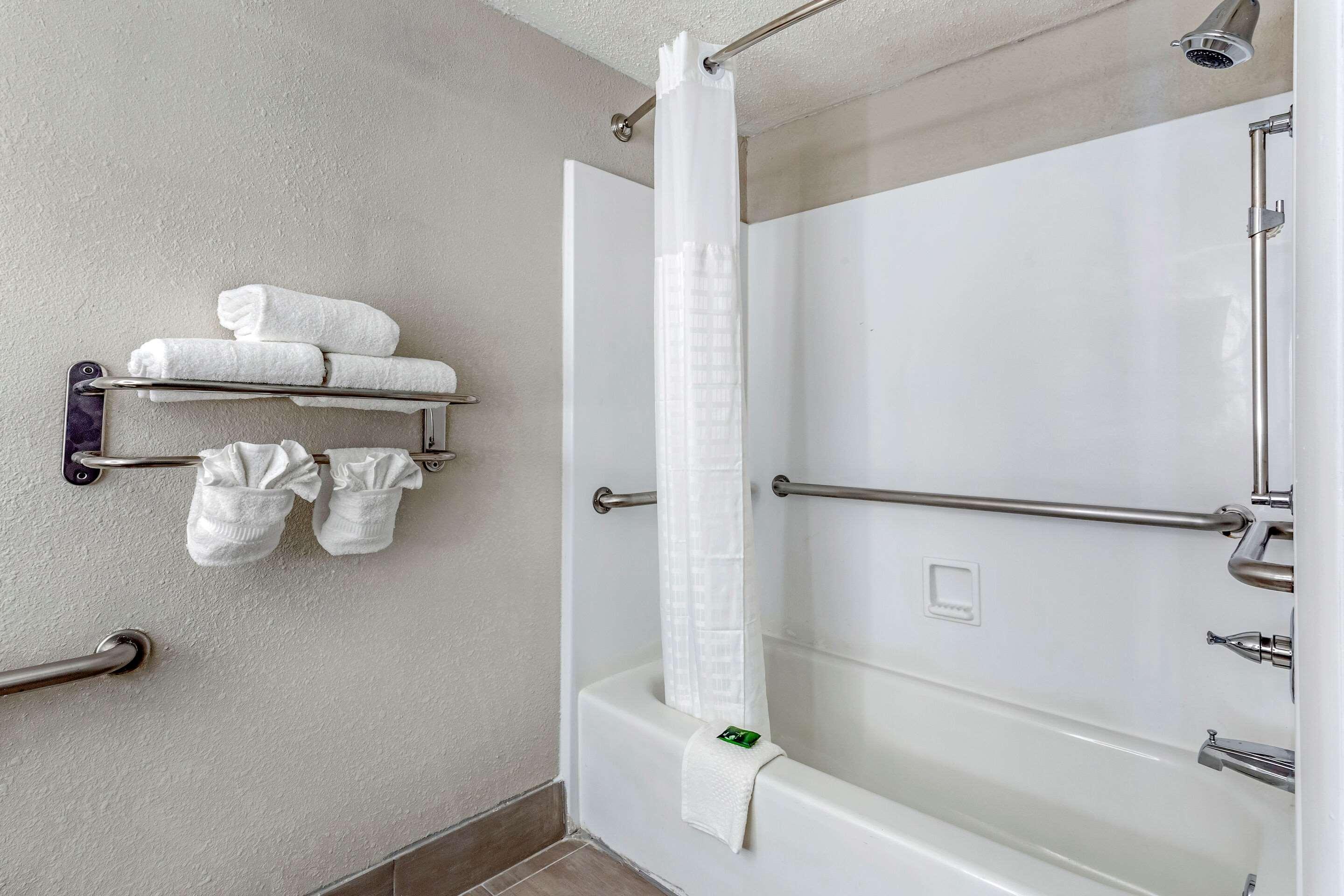 Готель Clarion Pointe Raleigh Midtown Екстер'єр фото