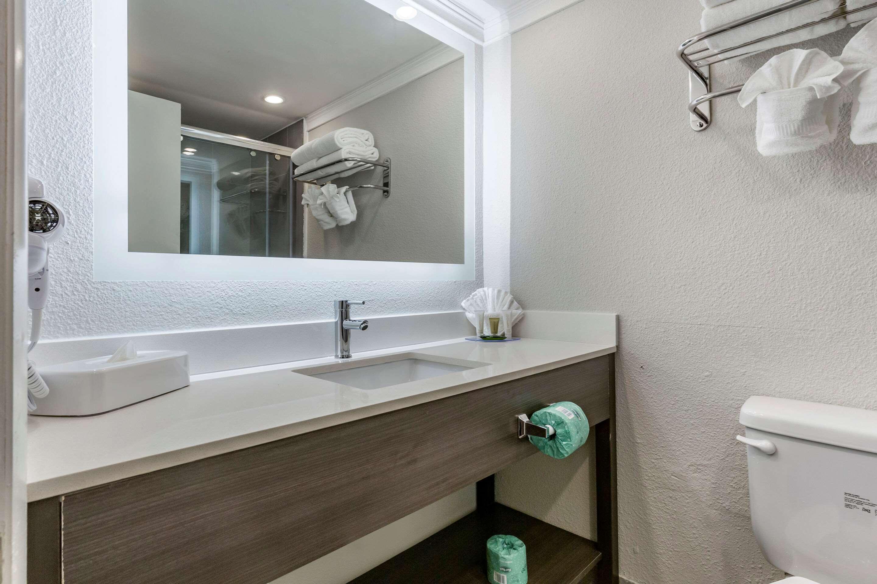 Готель Clarion Pointe Raleigh Midtown Екстер'єр фото